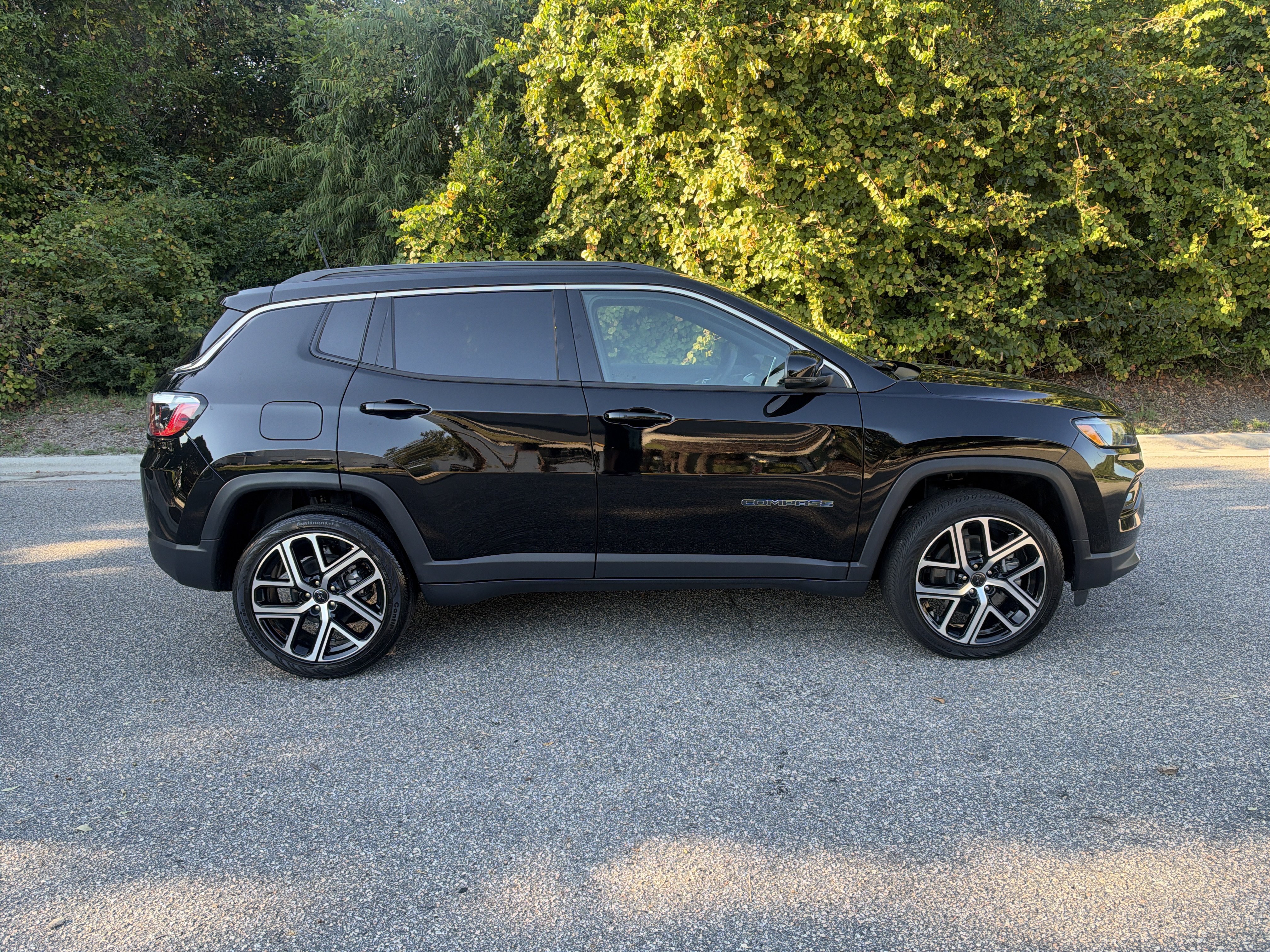 Used 2025 Jeep Compass Limited AWD/4WD image 10