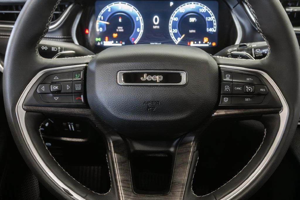 Used 2023 Jeep Grand Cherokee Limited AWD/4WD image 14