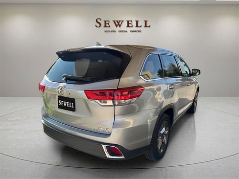 Used 2018 Toyota Highlander Limited image 3