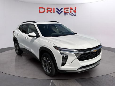 Used 2025 Chevrolet Trax LT w/ LT Convenience Package FWD image 7