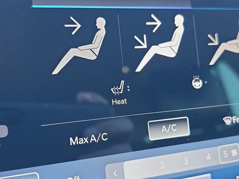 Used 2024 Chrysler Pacifica Touring-L image 28