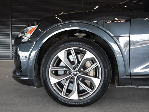 Used 2021 Audi e-tron Premium Plus w/ Premium Plus Package image 4