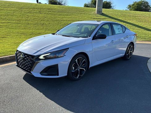 New 2025 Nissan Altima 2.5 SR w/ SR Premium Package image 2