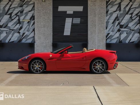 Used 2010 Ferrari California RWD image 2