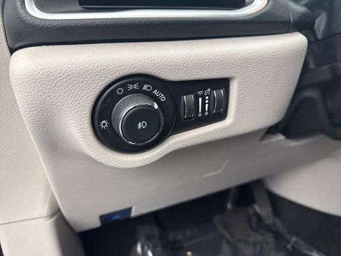 Used 2024 Chrysler Pacifica Touring-L image 34