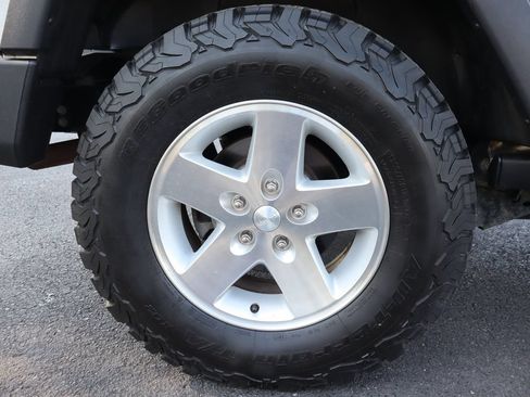 Used 2007 Jeep Wrangler Unlimited Rubicon w/ Dual Top Group AWD/4WD image 37