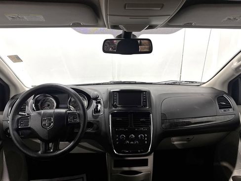 Used 2018 Dodge Grand Caravan SE image 2