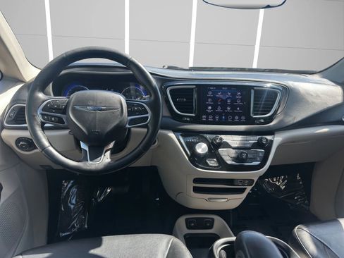 Used 2020 Chrysler Pacifica Touring-L FWD image 17