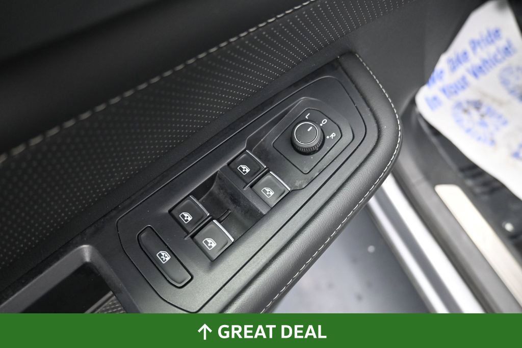 Used 2025 Volkswagen Atlas Cross Sport SE FWD image 32
