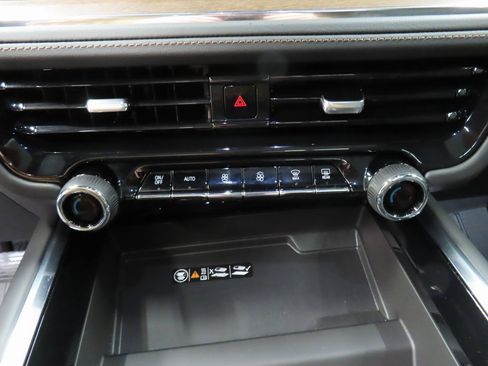 Used 2025 Chevrolet Suburban High Country image 50