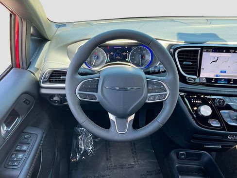 Certified 2025 Chrysler Pacifica Select AWD/4WD image 21