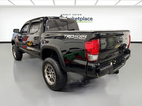 Used 2017 Toyota Tacoma TRD Off-Road w/ Premium & Technology Package image 4