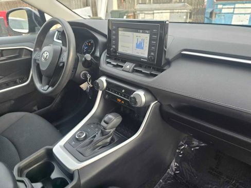 Used 2021 Toyota RAV4 LE image 12