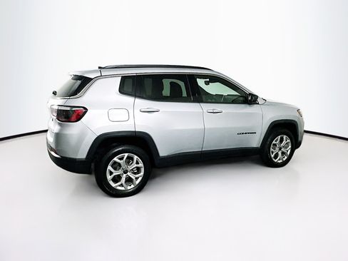 Used 2025 Jeep Compass Latitude AWD/4WD image 10