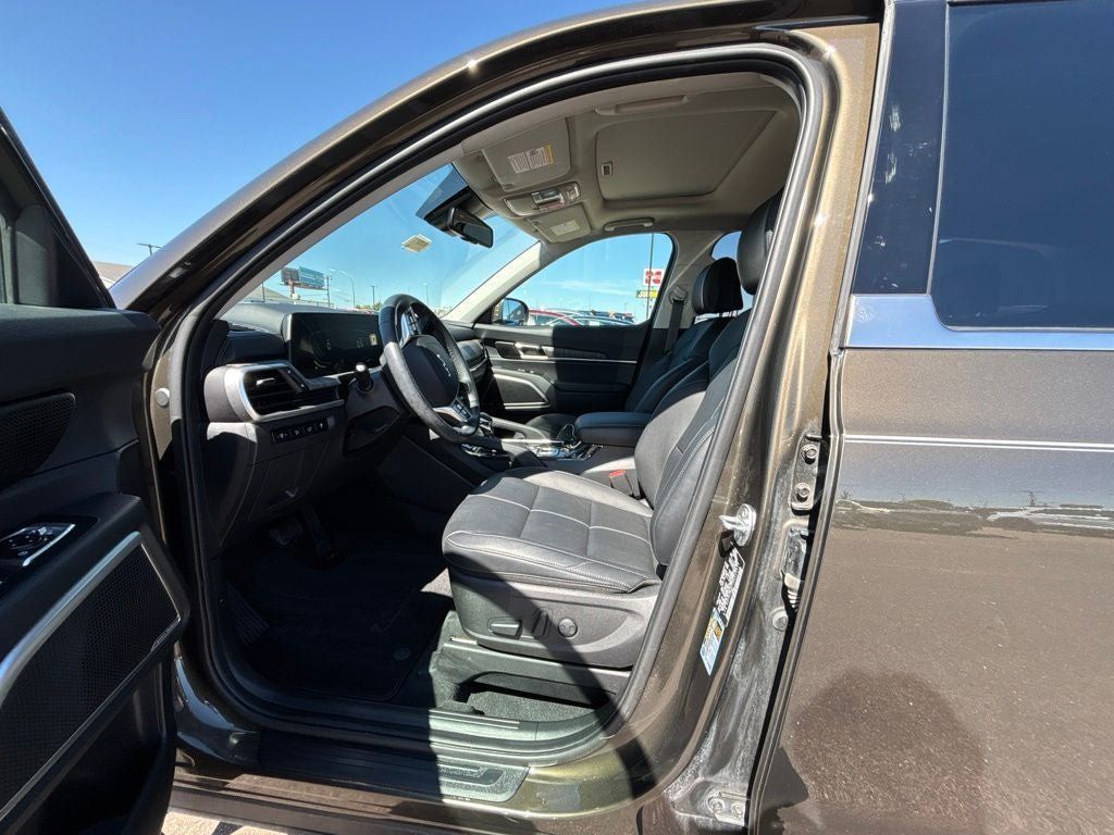 Used 2024 Kia Telluride EX w/ EX Captain's Chair Package AWD/4WD image 11