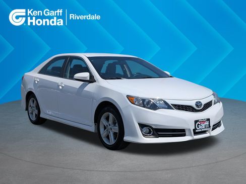 Used 2014 Toyota Camry SE FWD image 1