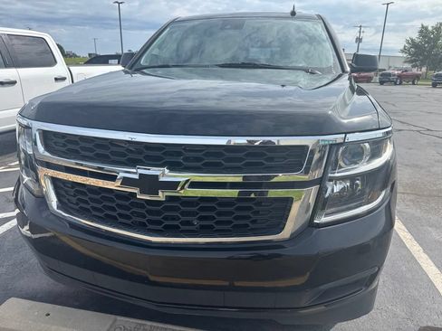 Used 2020 Chevrolet Suburban LT w/ Luxury Package RWD image 2