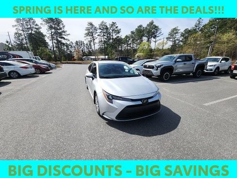 Used 2025 Toyota Corolla LE image 3