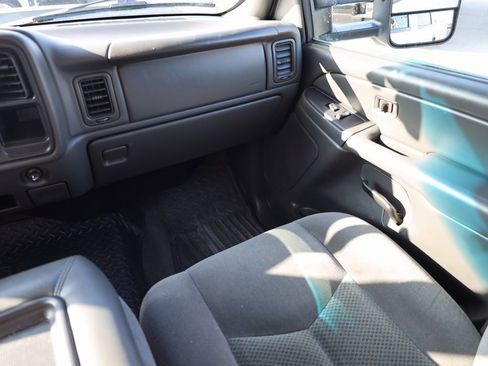 Used 2006 Chevrolet Silverado 2500 LT w/ Heavy-Duty Power Package image 20