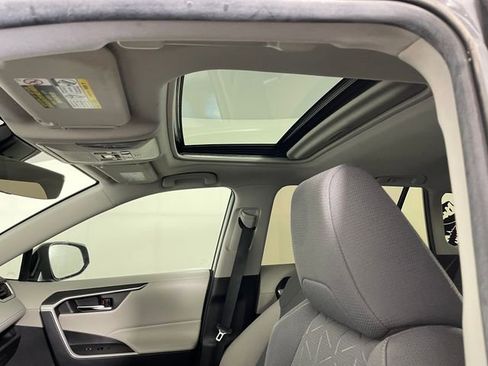 Used 2021 Toyota RAV4 XLE w/ Convenience Package FWD image 11