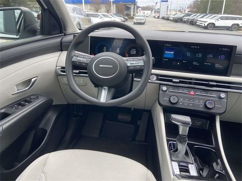 Certified 2025 Hyundai Tucson SE image 11