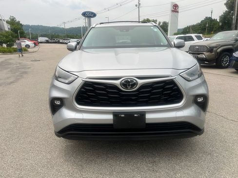 Used 2023 Toyota Highlander XLE AWD/4WD image 2