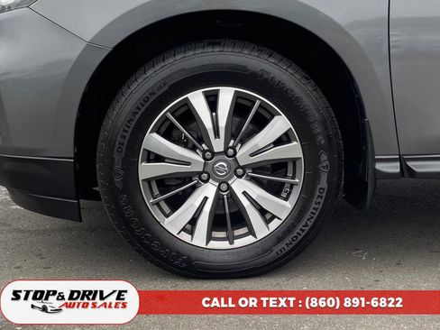 Used 2017 Nissan Pathfinder S image 9
