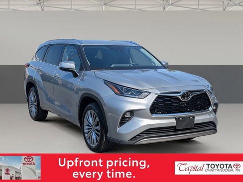 Used 2023 Toyota Highlander Platinum image 2