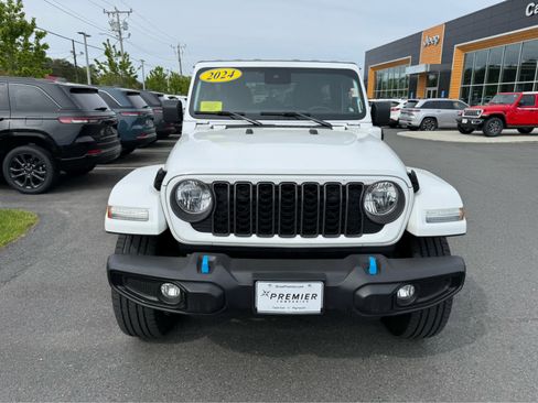 Used 2024 Jeep Wrangler Unlimited w/ Convenience Group AWD/4WD image 2