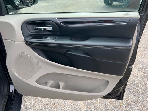 Used 2020 Dodge Grand Caravan SXT image 33