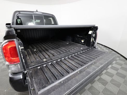 Used 2016 Toyota Tacoma Limited w/ Towing Package image 18