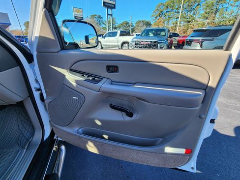 Used 2005 Chevrolet Avalanche 2500 LS w/ Preferred Equipment Group image 11