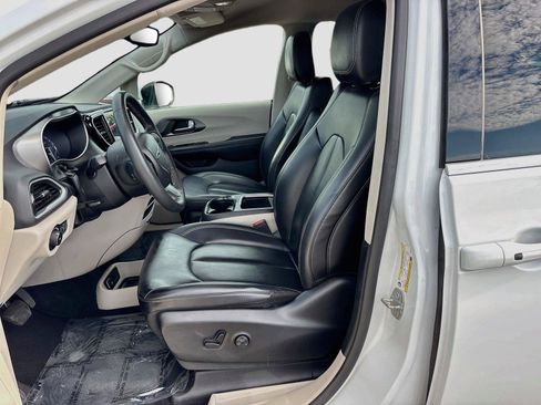 Used 2023 Chrysler Pacifica Touring-L FWD image 20