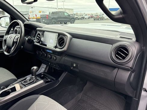 Used 2022 Toyota Tacoma TRD Sport w/ Technology Package image 16