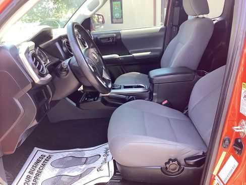 Used 2016 Toyota Tacoma SR5 image 9