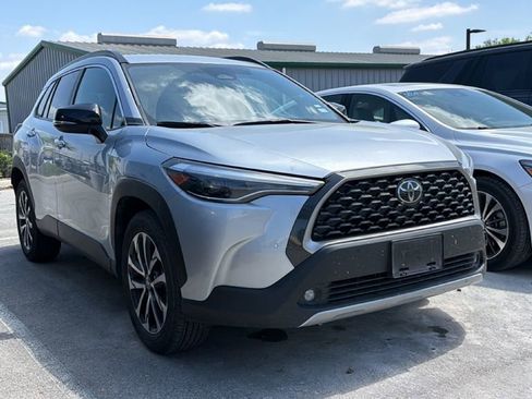 Certified 2025 Toyota Corolla Cross XLE image 3