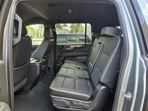 Used 2025 GMC Yukon XL Elevation image 17