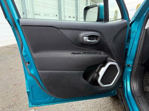 Used 2019 Jeep Renegade Latitude w/ Cold Weather Group image 25