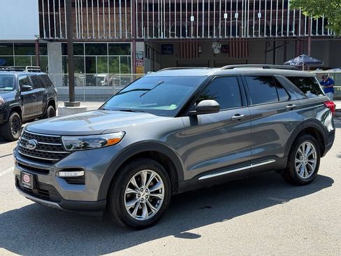 Used 2022 Ford Explorer XLT w/ Equipment Group 202A AWD/4WD image 4