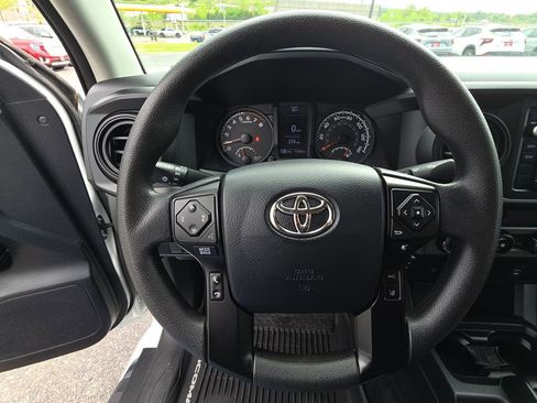 Used 2018 Toyota Tacoma SR AWD/4WD image 18