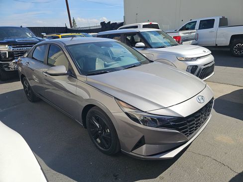 Used 2023 Hyundai Elantra SEL w/ Preferred Accessory Package FWD image 4