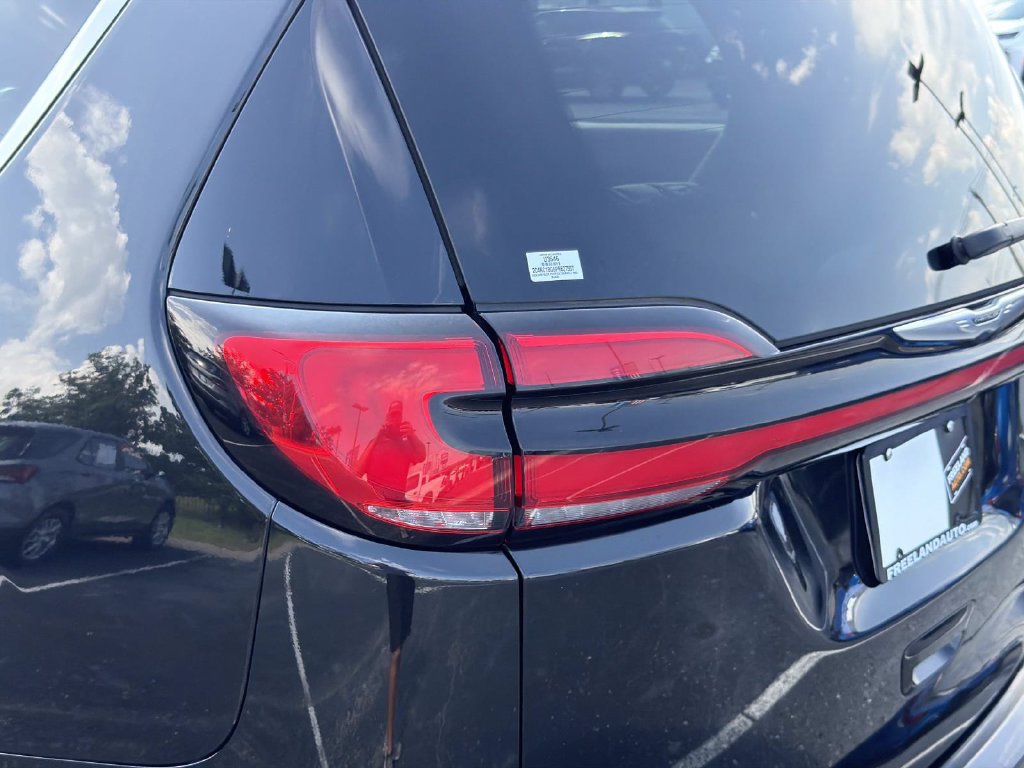 Used 2023 Chrysler Pacifica Touring-L FWD image 11