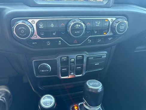 Used 2020 Jeep Wrangler Unlimited Sahara AWD/4WD image 19
