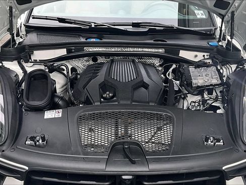Certified 2024 Porsche Macan AWD/4WD image 15