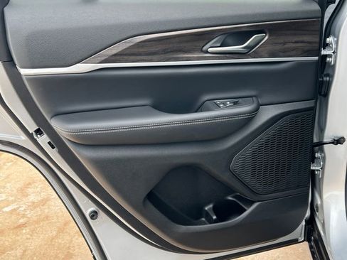 New 2025 Jeep Grand Cherokee Limited image 37