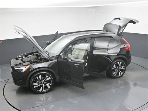 Used 2024 Volvo XC40 B5 Plus w/ Climate Package image 53