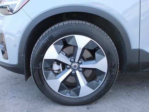 Used 2025 Volvo XC40 B5 Plus image 35