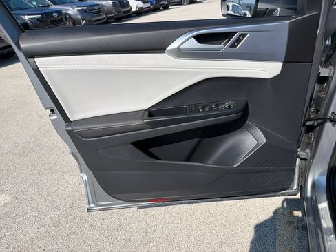 Certified 2025 Volkswagen Taos SE AWD/4WD image 9