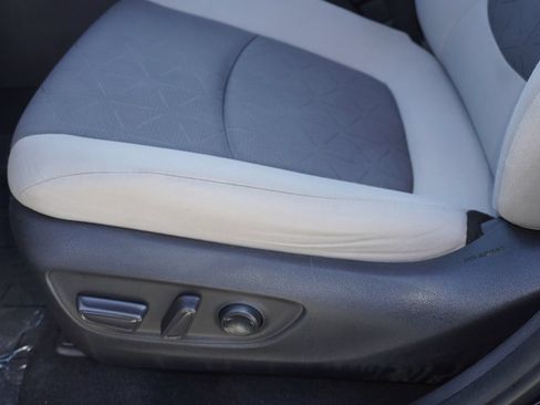 Used 2021 Toyota RAV4 XLE FWD image 13