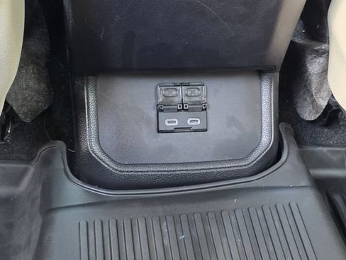 Used 2024 Toyota Highlander XLE FWD image 17